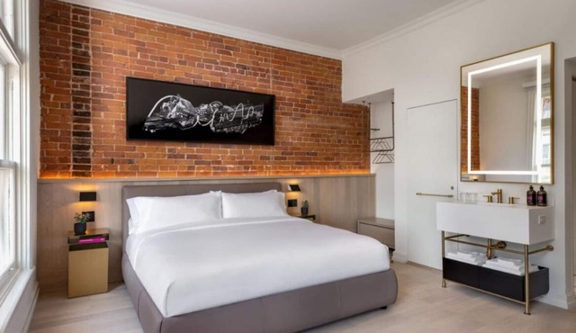 Comfort and Convenience! Bar, On-Site Dining, Pet-Friendly