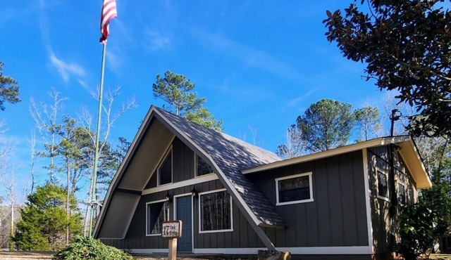 Comfortable 2 Bedroom Cabin - 3 min to Roosevelt State Park. WIFI & Self Checkin in Pine Mountain