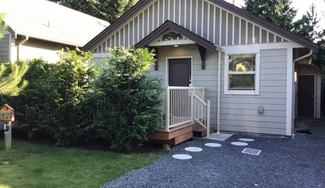 Comfortable 2 bedroom 2 bathroom cottage. Pet friendly!