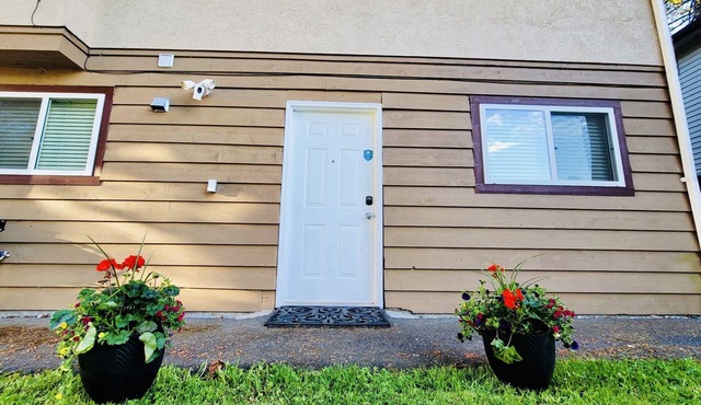Comfortable & quite 2 bedroom & chef’s kitchen suite near Vancouver.
