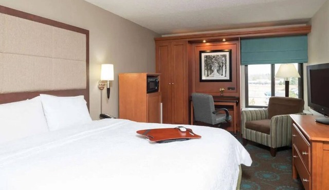 Comfortable Stay w/Onsite Parking & Free Hot Breakfast, Perfect for UM Visits