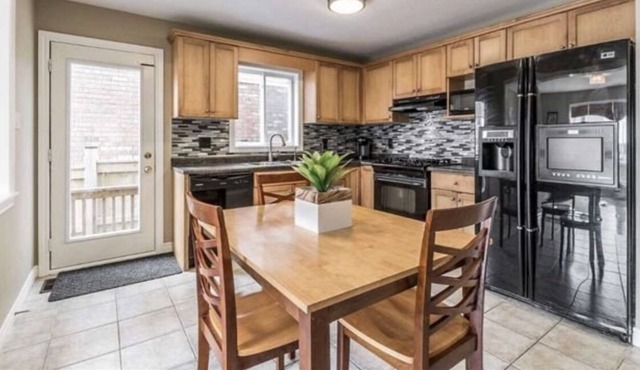 Comfy 3 bedroom house with fireplace