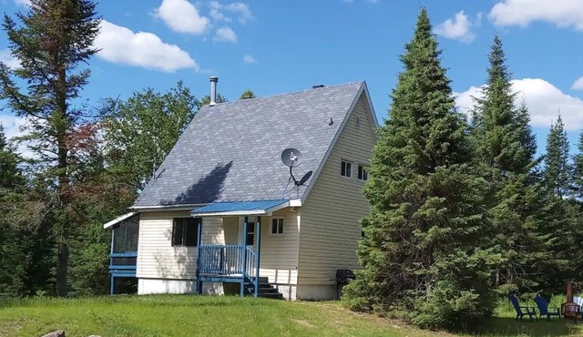 Comfy chalet with lake view & private trails