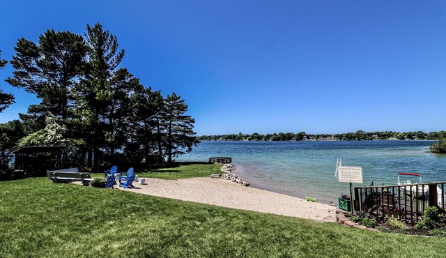 Comfy Cottage with Shared Waterfront on Silver Lake