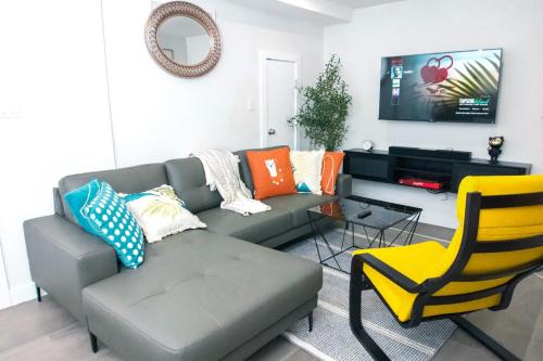 Comfy & Modern 2 Bedroom Guest Suite with King Bed