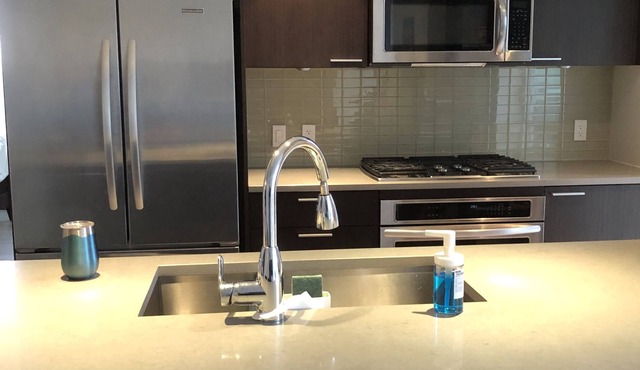 Condo near malls, many restaurants nearby sky train