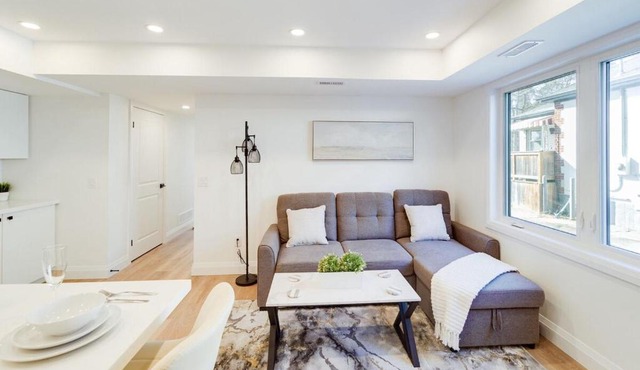 Contemporary Comfort 2BR Kitchener Escape