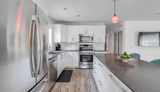 Contemporary & Comfy 2-Bedroom Unit; Byron Village