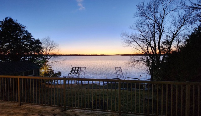 Contemporary Lake Front Retreat w/Picturesque Sunsets & Bunkie!