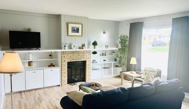 Contractor-friendly, 4Beds, Free Parking & Laundry & BBQ & Patio & Kitchen in Thompson