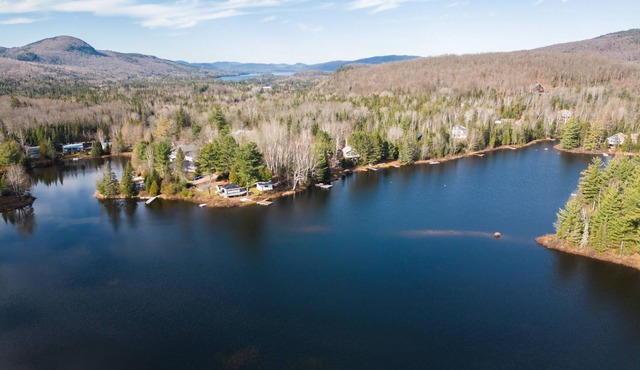 Cosy chalet on lake with hot tub, Gazebo and heated floors.