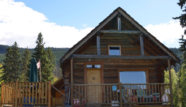 Cosy Lakefront Log Cabin