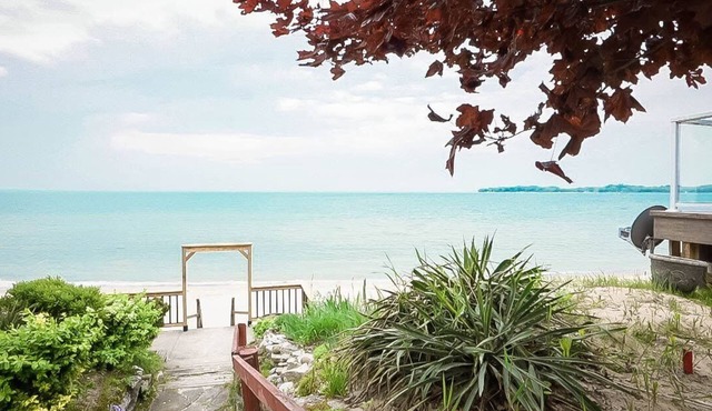 Cottage Beside Crystal Beach - 3BR & BBQ!