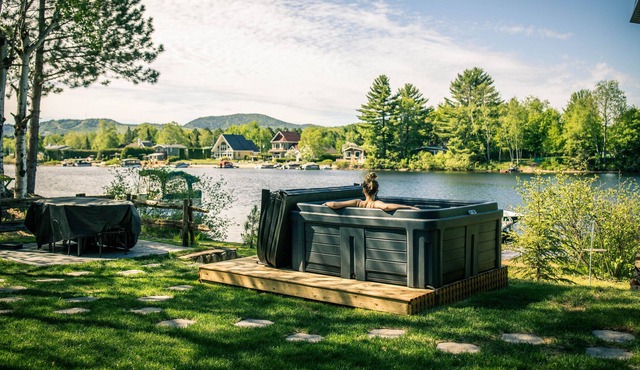 Cottage, by the water, hot tub, near the village
