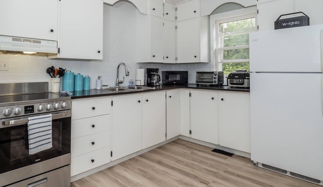 Cottage in Bala | Beach, Hike, Concerts + Pet Friendly & AC
