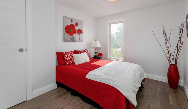 Cottage in Crystal beach with 4 Queen beds and Free Parking :)