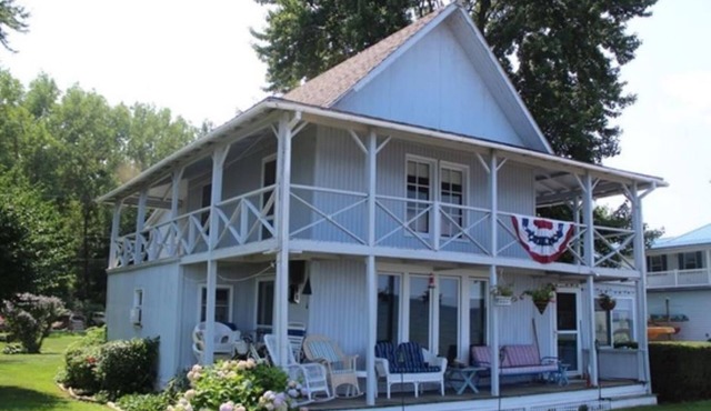 Cottage on Lake Ontario with extra charm and character!