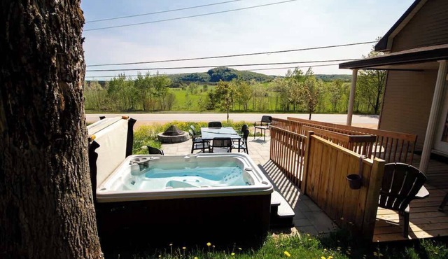 Countryside Chalet with Hot Tub, BBQ & Fire Pit