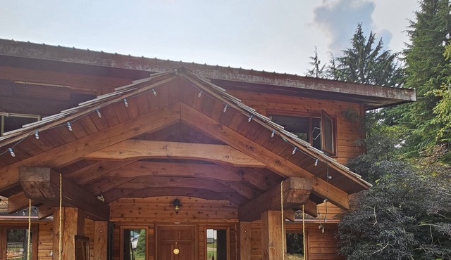 Country Manor Eco Home. Old growth on 10 acres. 5 min from beach. Pet friendly.
