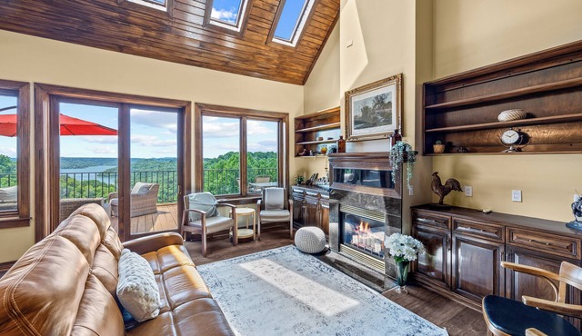 Couples Getaway at Leeric Lodge Views of Mtns & Center Hill Lake, Hot Tub & Pool