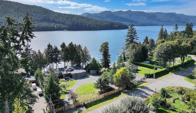 Cowichan Lake Manor Lakefront Retreat