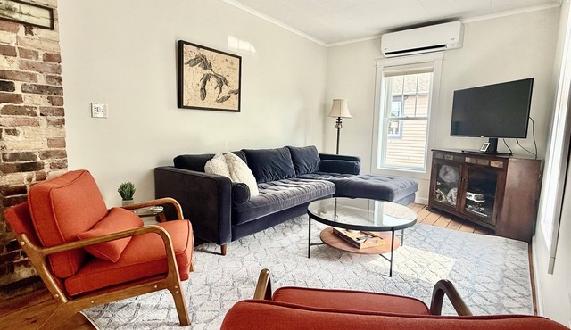 Cozy 1+ Bedroom Haven with Charm and is a block from downtown!