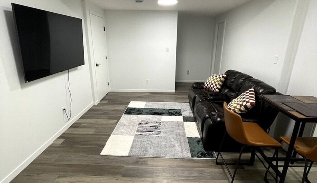 Cozy 2 Bed Basement Suite in NW YYC