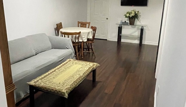 Cozy 2 bedroom Basement Apartment with Modern Amenities