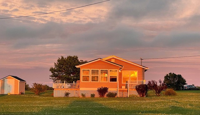 Cozy 2-bedroom cottage overlooking Saint Peters Bay AC, WiFi & gorgeous sunsets