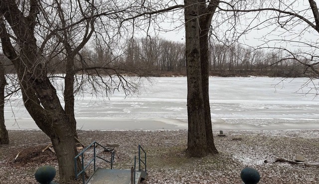 Cozy 2-bedroom chalet in Pierreville on the river with a