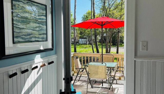 Cozy 2-bedroom cottage with two decks. Centrally located. Pet-friendly.