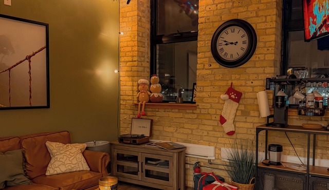 Cozy 2-Bedroom Loft in DT! Walking distance to the Forks and Canada Life Centre