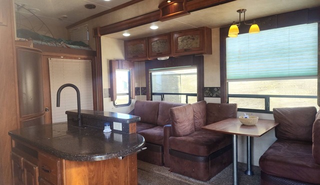 Cozy 2-bedroom RV in phenominal location with AC, WiFi