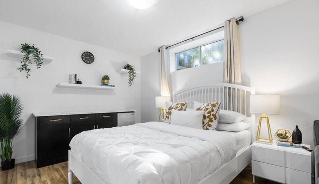 Cozy 2 BR basement suite w/ Hot Tub + Home Gym