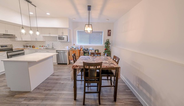 Cozy 2bedroom apartment on a corner lot close to restaurants and shopping center