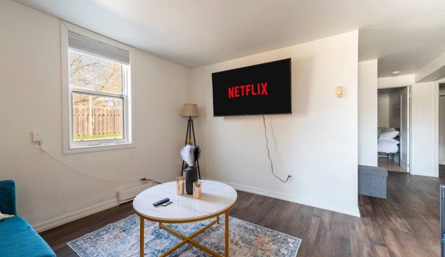 Cozy 2BR Apt near Downtown | Free Parking & Wi Fi