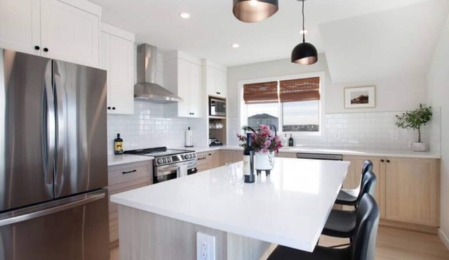 Cozy 2BR Carriage House with Waterfront Views