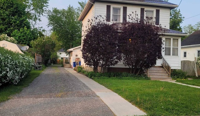 Cozy 3 bed HOUSE in the heart of Chatham City, Acess to everything within 5 min