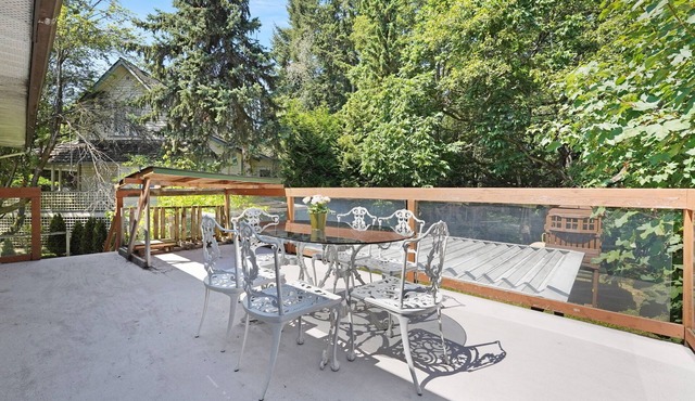 Cozy 3 bedroom Nature home- convenient location