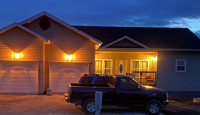 Cozy 3-bedroom Year Round house in Winnipeg Beach with AC,Heat WiFi. Come relax.
