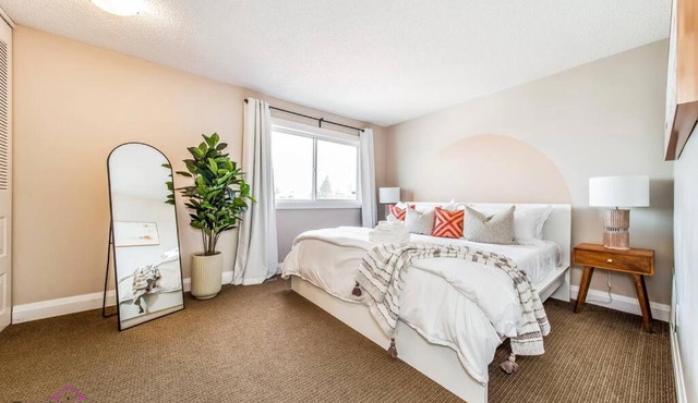 Cozy 3BD w/AC, Patio, Theatre Room, 15 min to DT