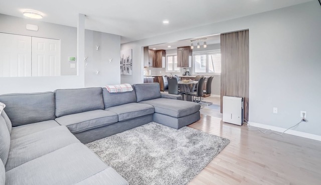 Cozy 5-Bedroom Home, 3 Parking, Up to 10 guests, 10 mins away from Parliament