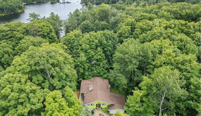 Cozy 5BR Cottage - 1 min walk to lake, canoes & more!