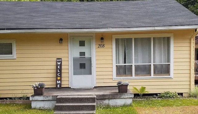 Cozy and Fresh Cottage, walk to the beach in minutes!