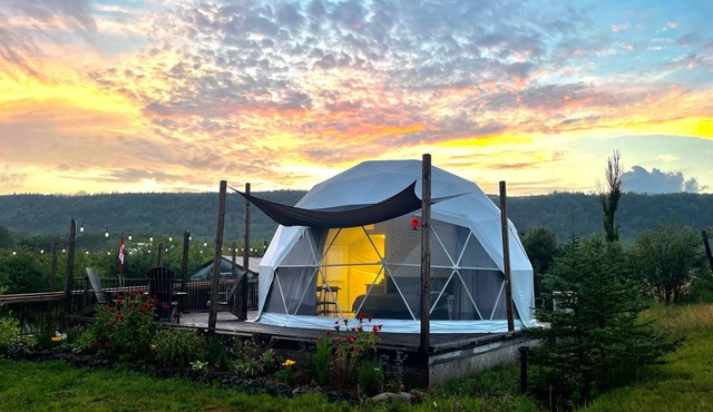 Cozy and luxurious Emerald Glamping Dome with panoramic views. Fully Accessible