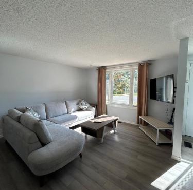 Cozy Barrie Home - Minutes to College & Hospital