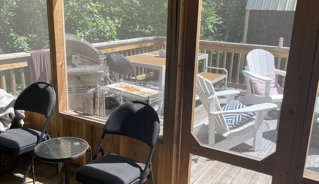 Cozy cabin with a new bunkie & out door shower in Victoria Beach restricted area