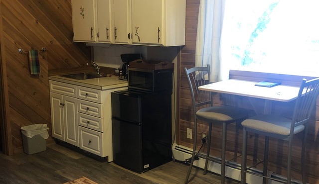 Cozy cabins that sleep 6 w/hot tub close to Castle Mountain!