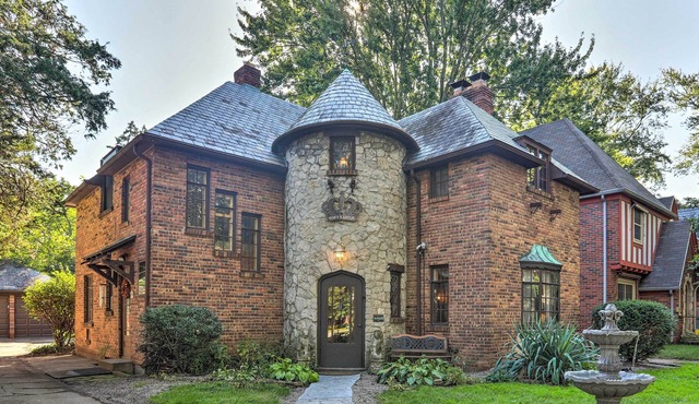 'Cozy Castle of Toledo' w/ Yard 1 Mi To University