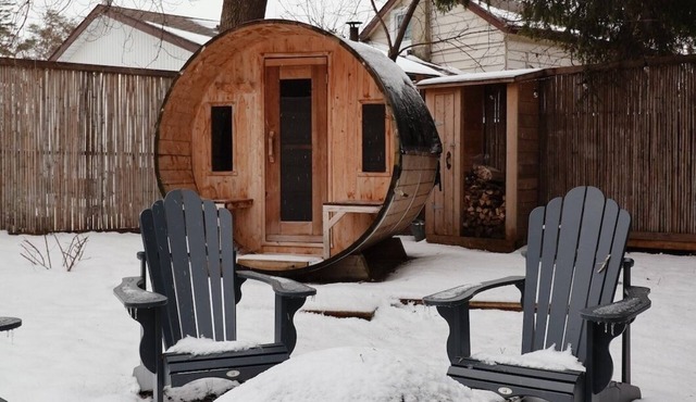 Cozy Collingwood home w/hot tub, wood sauna, close to downtown and skiing!